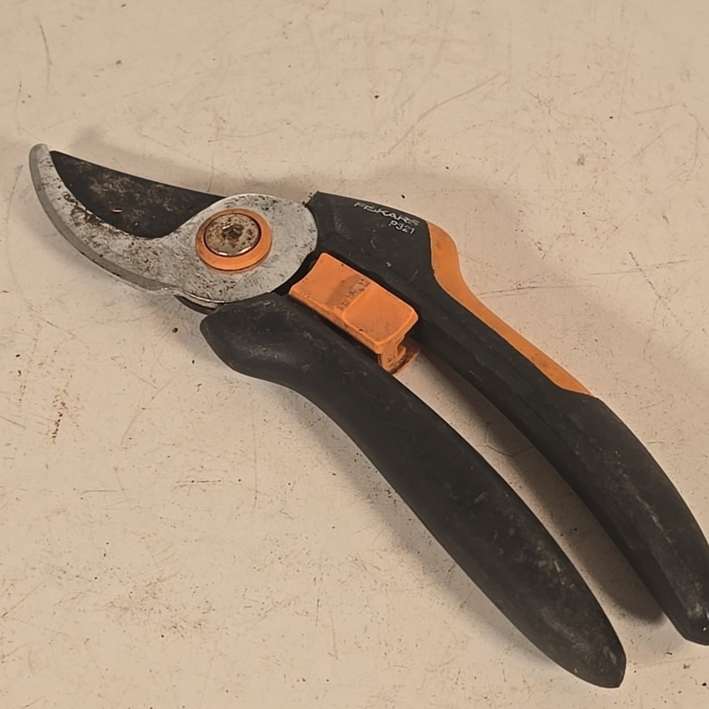 Fiskars P321 Solid Bypass Pruner SoftGrip Garden Tree Bush Shears FSK1057162